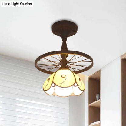 DecorBites™ مصباح سقف نصف مسطح من الزجاج العتيق من تيفاني برأس واحد باللون البرتقالي للممر مع تصميم قبة شبكية وأنماط زخرفية