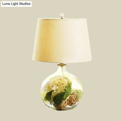 Lámpara de mesilla de noche blanca de tela con una luz, diseño industrial cónico y decoración floral de bolas de ratán.