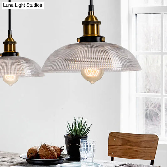 Lámpara de techo de cristal con rejilla y pantalla de latón: perfecta para cocinas de estilo industrial.