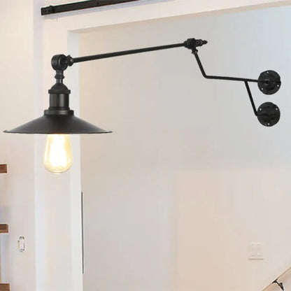 Aplique de pared industrial de una luz con pantalla cónica metálica en negro, rojo y blanco para sala de estar