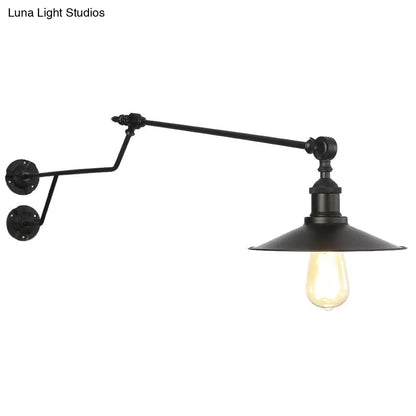 Aplique de pared industrial de una luz con pantalla cónica metálica en negro, rojo y blanco para sala de estar