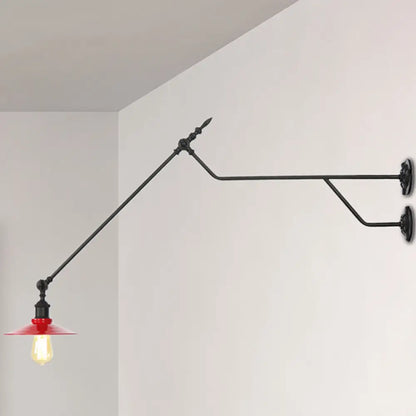 Aplique de pared industrial de una luz con pantalla cónica metálica en negro, rojo y blanco para sala de estar