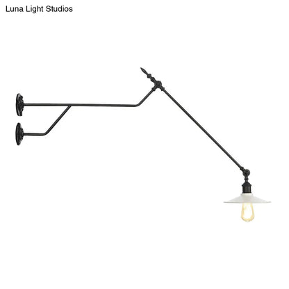 Aplique de pared industrial de una luz con pantalla cónica metálica en negro, rojo y blanco para sala de estar