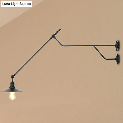 Aplique de pared industrial de una luz con pantalla cónica metálica en negro, rojo y blanco para sala de estar