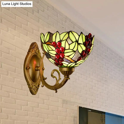 Aplique victoriano de una luz con vitral artístico y base de latón para baño - Lámpara de tocador con diseño de uvas/flores
