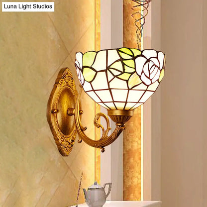 Aplique victoriano de una luz con vitral artístico y base de latón para baño - Lámpara de tocador con diseño de uvas/flores
