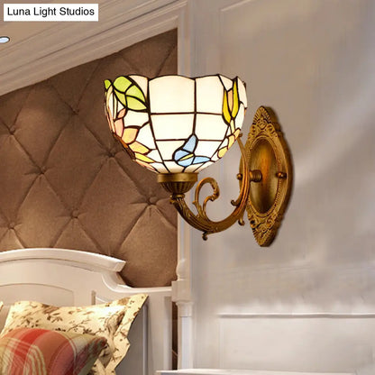 Aplique victoriano de una luz con vitral artístico y base de latón para baño - Lámpara de tocador con diseño de uvas/flores