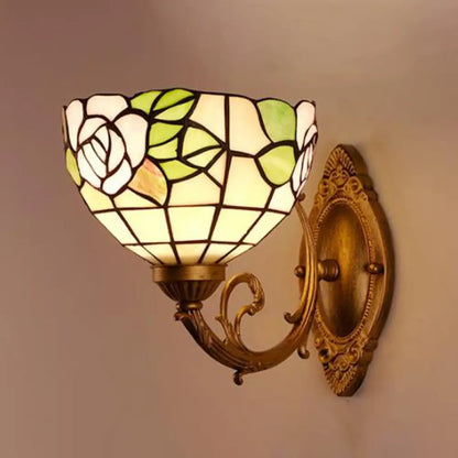 Aplique victoriano de una luz con vitral artístico y base de latón para baño - Lámpara de tocador con diseño de uvas/flores