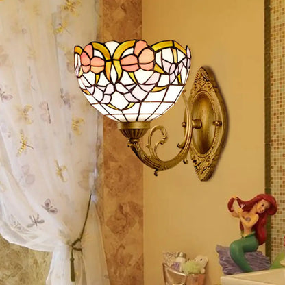 Aplique victoriano de una luz con vitral artístico y base de latón para baño - Lámpara de tocador con diseño de uvas/flores