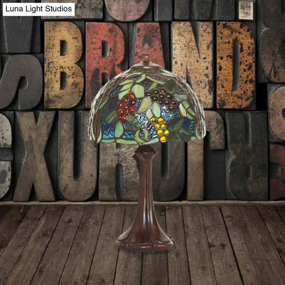 مصباح تيفاني بجانب السرير بإضاءة واحدة مع غطاء قبة من الزجاج الملون ونقشة العنب، إضاءة ليلية