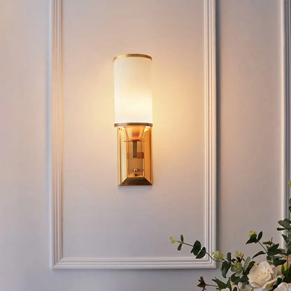 Aplique de pared de cristal blanco de 1 luz en latón tradicional - Elegante lámpara cilíndrica para comedor