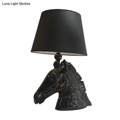 Lámpara de mesa vintage de 14"/18" de ancho con una luz, pantalla cónica de tela y base con forma de cabeza de caballo en color negro.