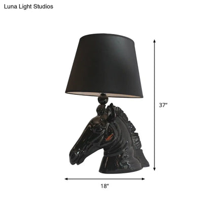 Lámpara de mesa vintage de 14"/18" de ancho con una luz, pantalla cónica de tela y base con forma de cabeza de caballo en color negro.