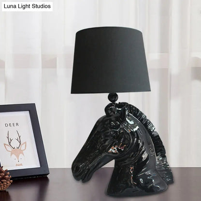 Lámpara de mesa vintage de 14"/18" de ancho con una luz, pantalla cónica de tela y base con forma de cabeza de caballo en color negro.