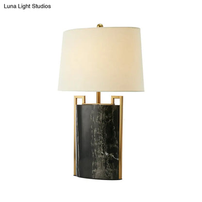 Lámpara de noche minimalista de 1 luz, 15"/18" de ancho - Lámpara de mesa cónica blanca y negra con pantalla de tela y base de mármol