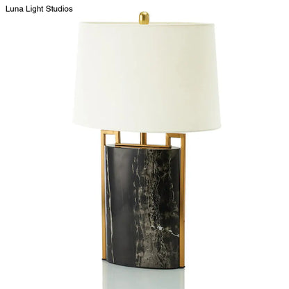Lámpara de noche minimalista de 1 luz, 15"/18" de ancho - Lámpara de mesa cónica blanca y negra con pantalla de tela y base de mármol