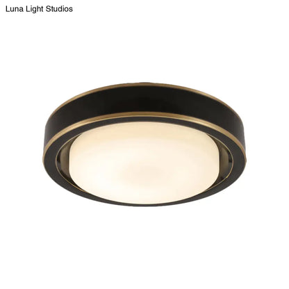 Lámpara de techo DecorBites™ de 15"/19" con forma de tambor, en negro y latón, con cristal esmerilado clásico y luz LED para dormitorio. Montaje empotrado en luz blanca cálida.