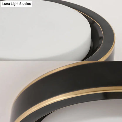 Lámpara de techo DecorBites™ de 15"/19" con forma de tambor, en negro y latón, con cristal esmerilado clásico y luz LED para dormitorio. Montaje empotrado en luz blanca cálida.