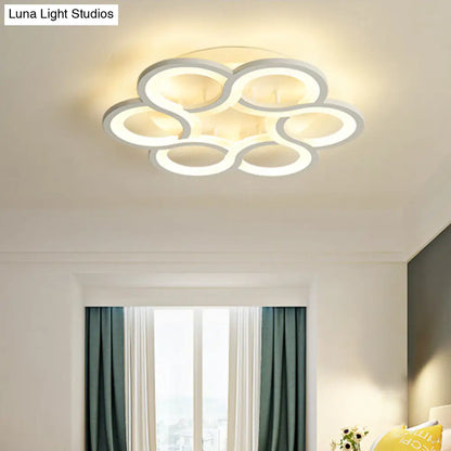 Lámpara de techo LED contemporánea empotrada DecorBites™ de 17"/21" en blanco cálido.