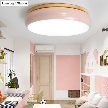 Lámpara de techo LED DecorBites™ de 18"/21.5" de diámetro, con acabado en madera Macaron, disponible en blanco, rosa y verde. Luz blanca, cálida y natural.