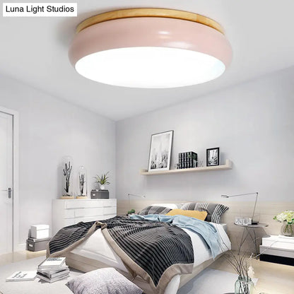 Lámpara de techo LED DecorBites™ de 18"/21.5" de diámetro, con acabado en madera Macaron, disponible en blanco, rosa y verde. Luz blanca, cálida y natural.