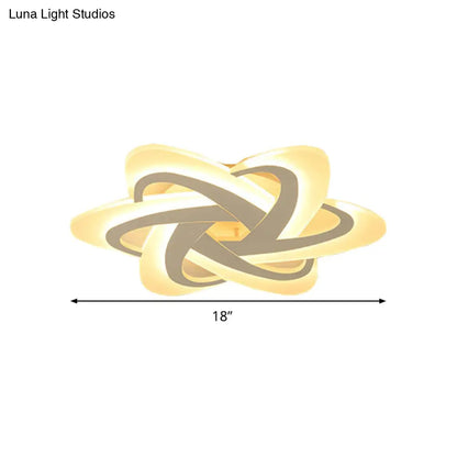 Lámpara de techo LED DecorBites™ de 18"/23" de ancho, diseño moderno blanco, montaje empotrado, luz cálida/blanca y control remoto de atenuación.