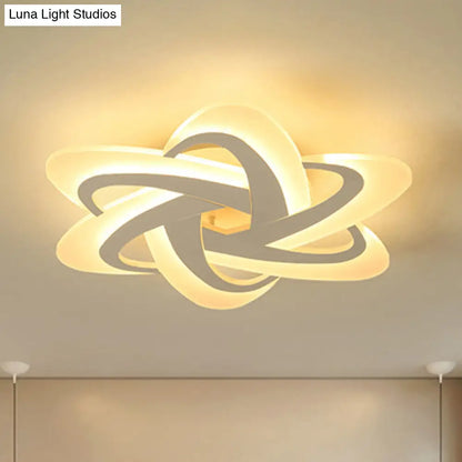 Lámpara de techo LED DecorBites™ de 18"/23" de ancho, diseño moderno blanco, montaje empotrado, luz cálida/blanca y control remoto de atenuación.