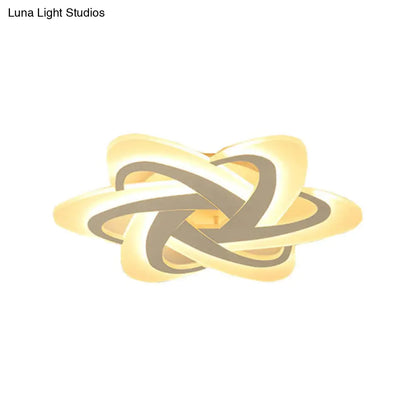 Lámpara de techo LED DecorBites™ de 18"/23" de ancho, diseño moderno blanco, montaje empotrado, luz cálida/blanca y control remoto de atenuación.