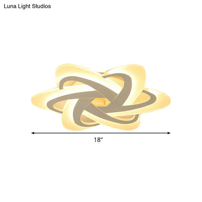 Lámpara de techo LED DecorBites™ de 18"/23" de ancho, diseño moderno blanco, montaje empotrado, luz cálida/blanca y control remoto de atenuación.