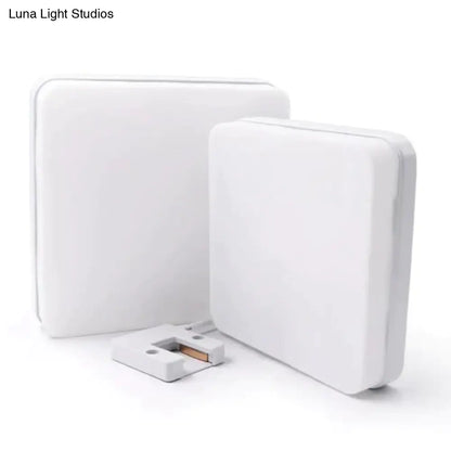 Lámpara LED cuadrada DecorBites™ de 18 W, 24 W, 36 W y 48 W para montaje en superficie.