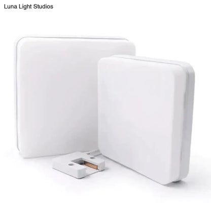 Lámpara LED cuadrada DecorBites™ de 18 W, 24 W, 36 W y 48 W para montaje en superficie.