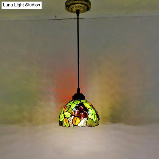 Lámpara colgante de vitral con pantalla decorativa en forma de cúpula - Iluminación de suspensión inspirada en la uva