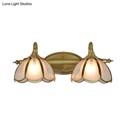 Aplique de pared dorado de dos luces con cristal esmerilado para baño