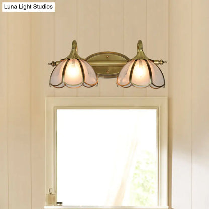 Aplique de pared dorado de dos luces con cristal esmerilado para baño