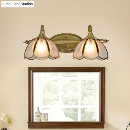 Aplique de pared dorado de dos luces con cristal esmerilado para baño