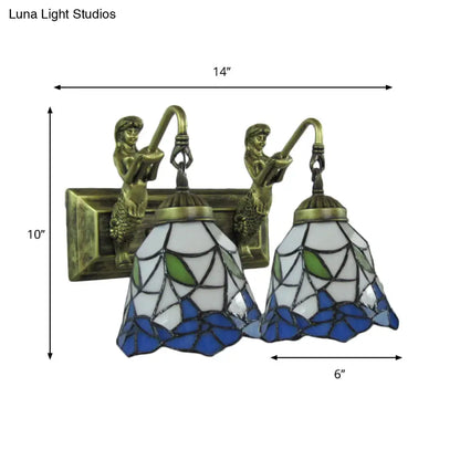 Aplique de pared mediterráneo de dos luces en bronce antiguo con pantalla de cristal azul y blanco acampanada