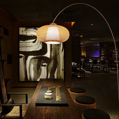 Lámpara de pie para salón de té con diseño minimalista y brazo de caña de pescar de madera, estilo farol de bambú.