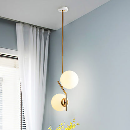 Lámpara de araña lineal contemporánea dorada en ángulo - 2 luces, pantalla esférica de cristal blanco, soporte de metal