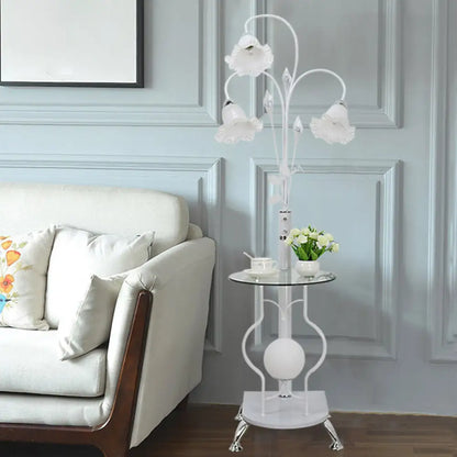 Lámpara de pie Countryside de metal con 3 bombillas: Elegante lámpara de pie en blanco y negro con pantalla de cristal floral