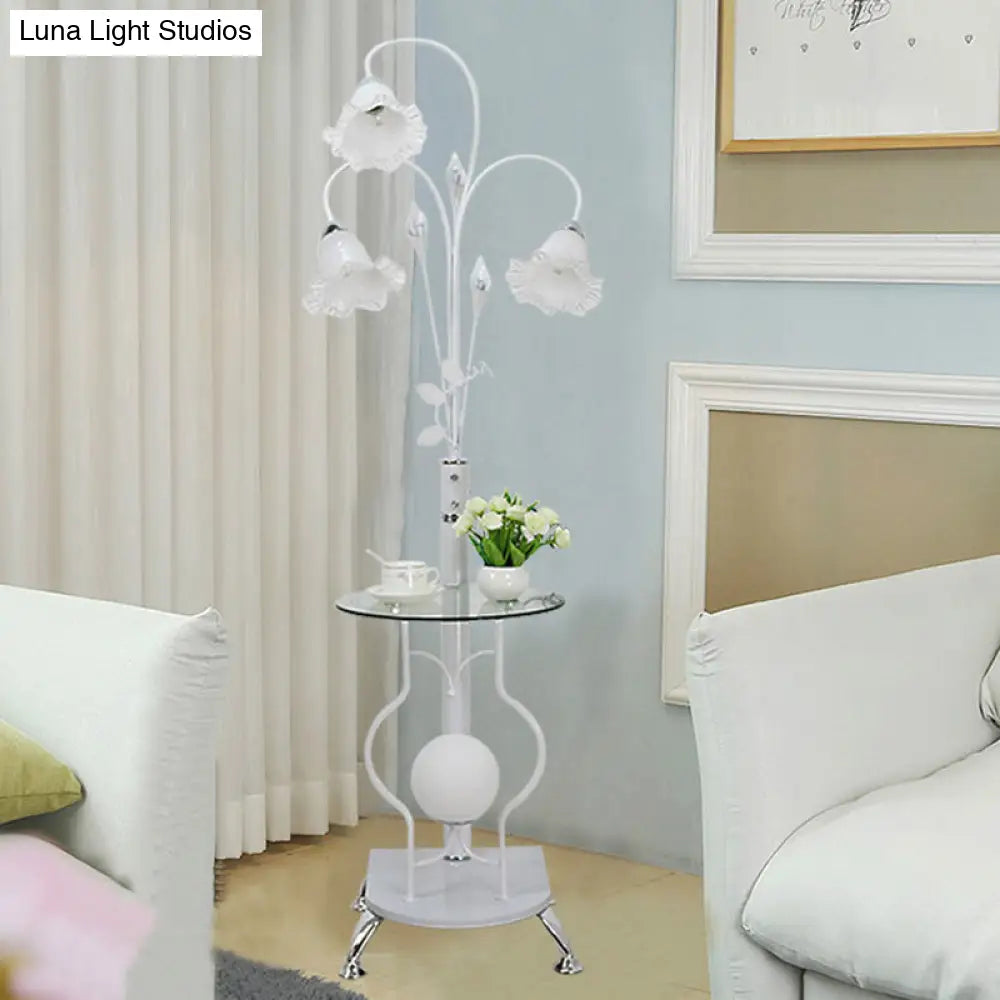 Lámpara de pie Countryside de metal con 3 bombillas: Elegante lámpara de pie en blanco y negro con pantalla de cristal floral