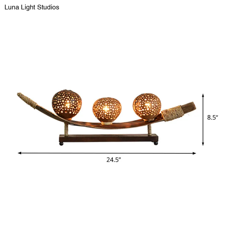 Lámpara de escritorio Asia Brown de 3 luces con pantalla de madera cortada con láser: iluminación perfecta para la sala de estar.