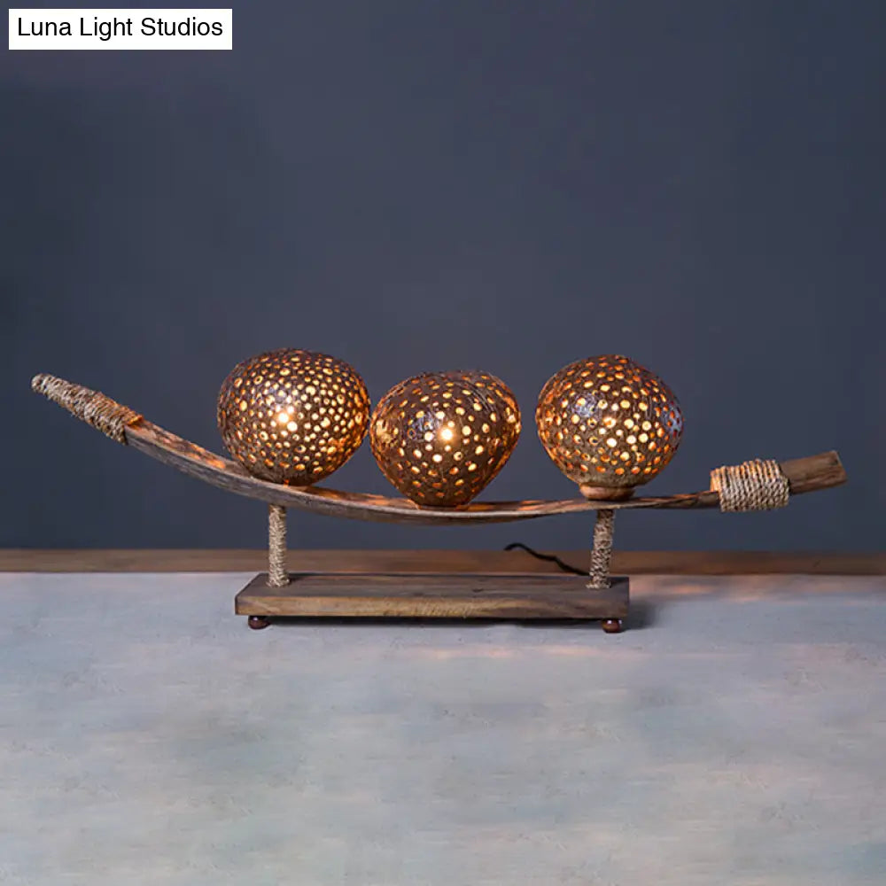 Lámpara de escritorio Asia Brown de 3 luces con pantalla de madera cortada con láser: iluminación perfecta para la sala de estar.