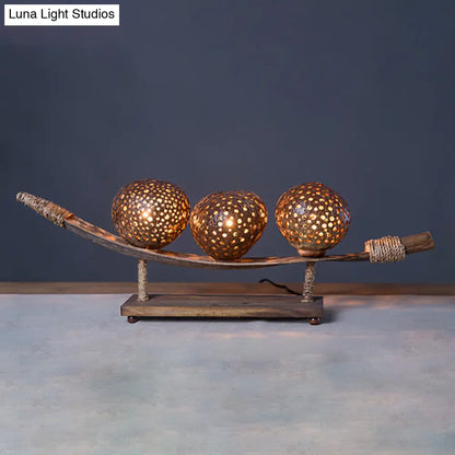 Lámpara de escritorio Asia Brown de 3 luces con pantalla de madera cortada con láser: iluminación perfecta para la sala de estar.