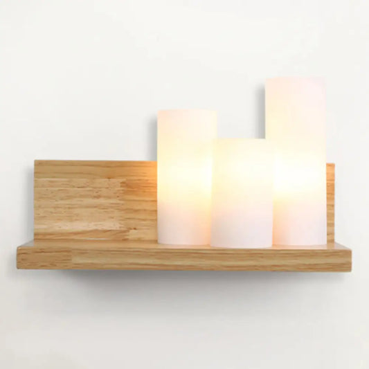 Lámpara de pared DecorBites™ de tres luces con pantalla tubular contemporánea y estante de madera: ideal para tiendas de ropa.