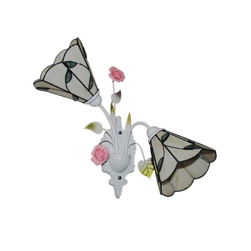 Aplique de pared barroco blanco de 2 luces con pantalla de vitral: perfecto para la sala de estar