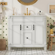El tocador del baño está equipado con un lavabo, y el tocador de almacenamiento del baño tiene una puerta y cajones