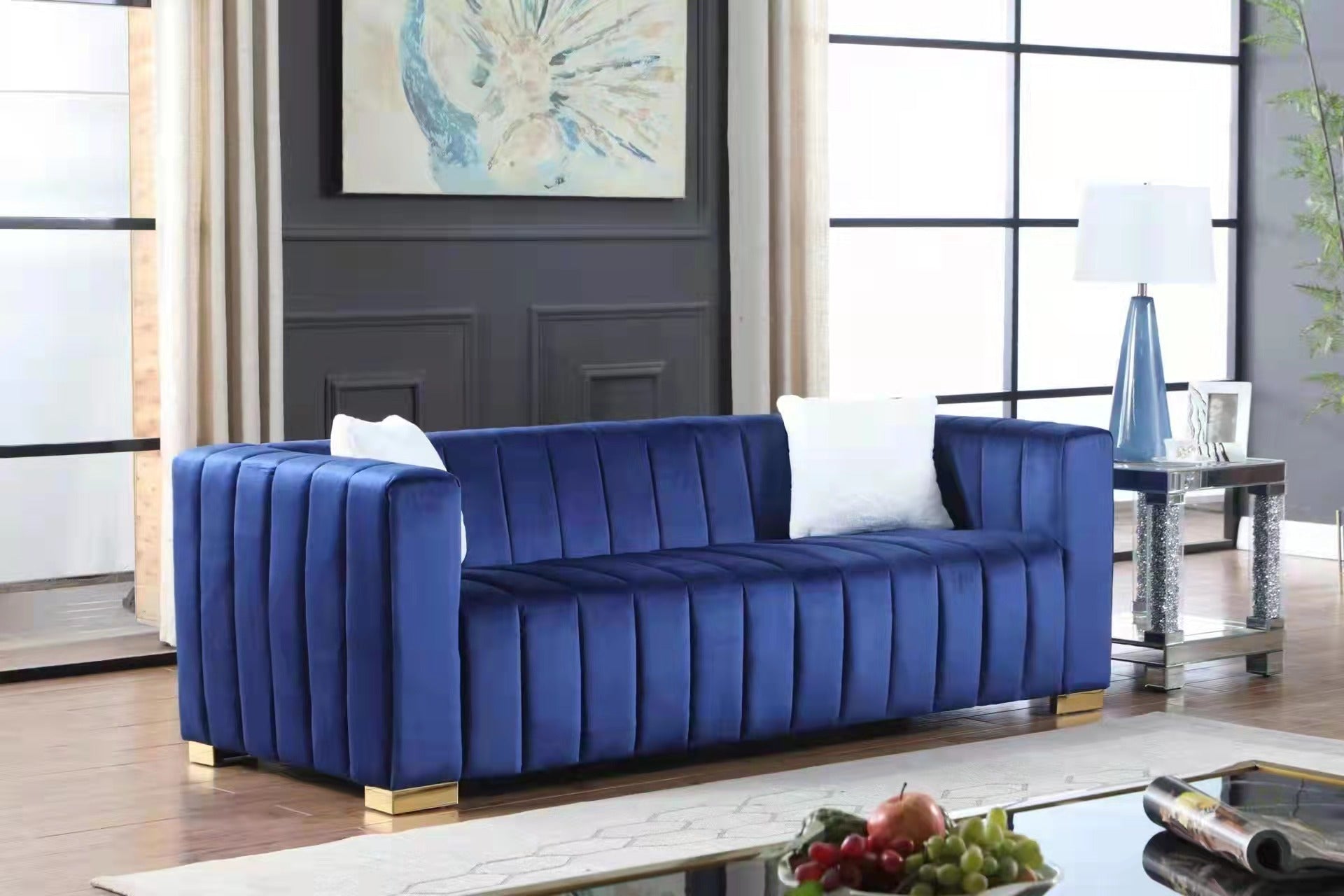Un sofá de canal moderno inspirado en un Chesterfield tradicional, color azul marino, para 3 personas