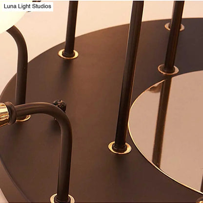 ثريا DecorBites™ 6/10/13 شبه مسطحة مع ظلال زجاجية بيضاء حليبية - ضوء كروي أسود مثبت في السقف