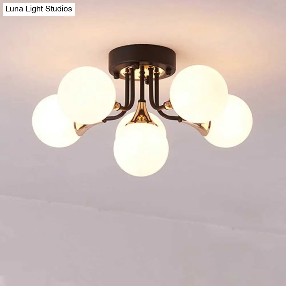 ثريا DecorBites™ 6/10/13 شبه مسطحة مع ظلال زجاجية بيضاء حليبية - ضوء كروي أسود مثبت في السقف