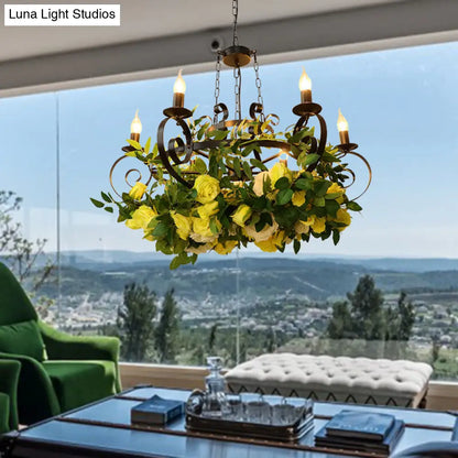 Lámpara colgante industrial de metal negro con 6 bombillas, iluminación LED y decoración de rosas.